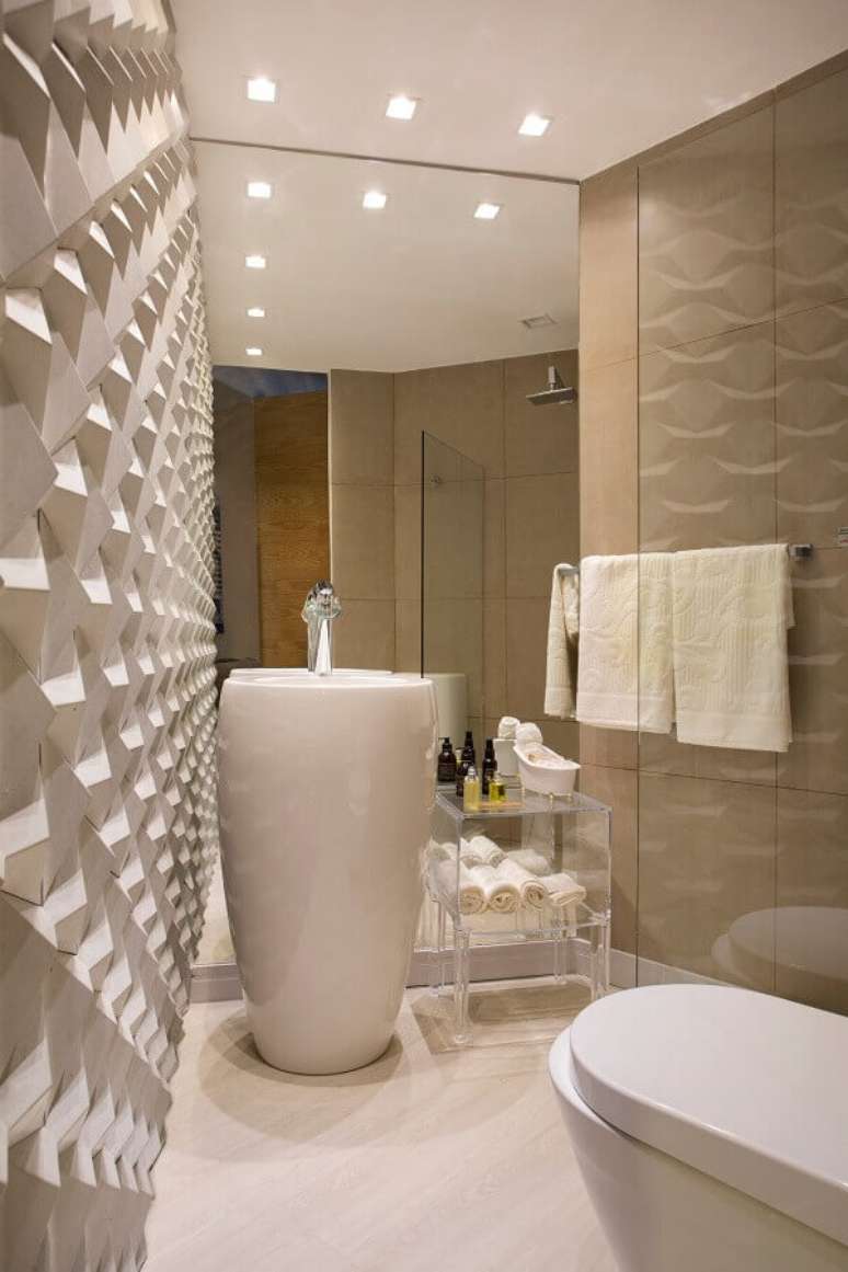 8. Banheiro moderno decorado com revestimento cor de camurça – Foto: Circuito Arq+Decor