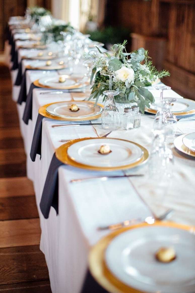 55. Mesa de jantar simples para festa de ano novo &ndash; Foto Style me Pretty