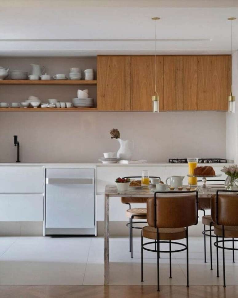 36. Decoração de cozinha planejada com cor camurça na parede – Foto: Estúdio 035