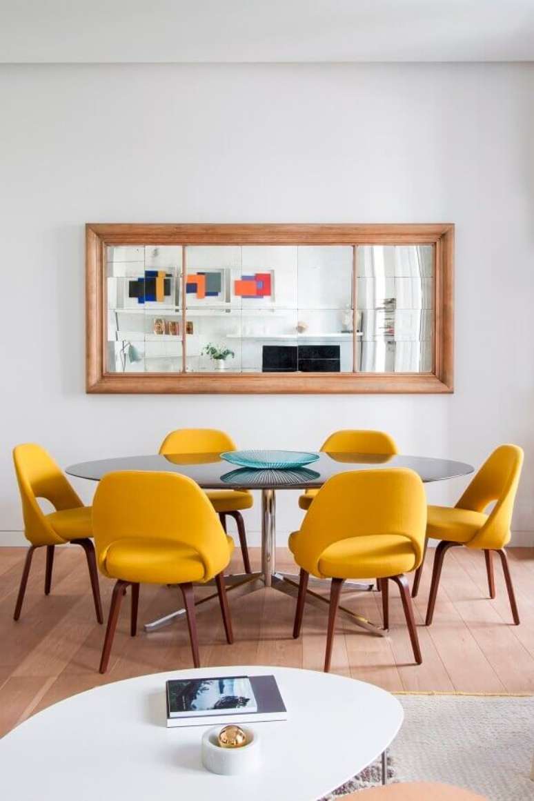 12. Cadeira almofadada amarela para decoração de sala de jantar branca com espelho de parede – Foto: Behance