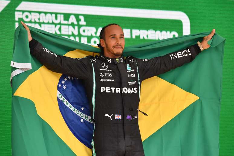 Lewis Hamilton venceu o GP de São Paulo em Interlagos e se vestiu com a bandeira do Brasil no pódio 