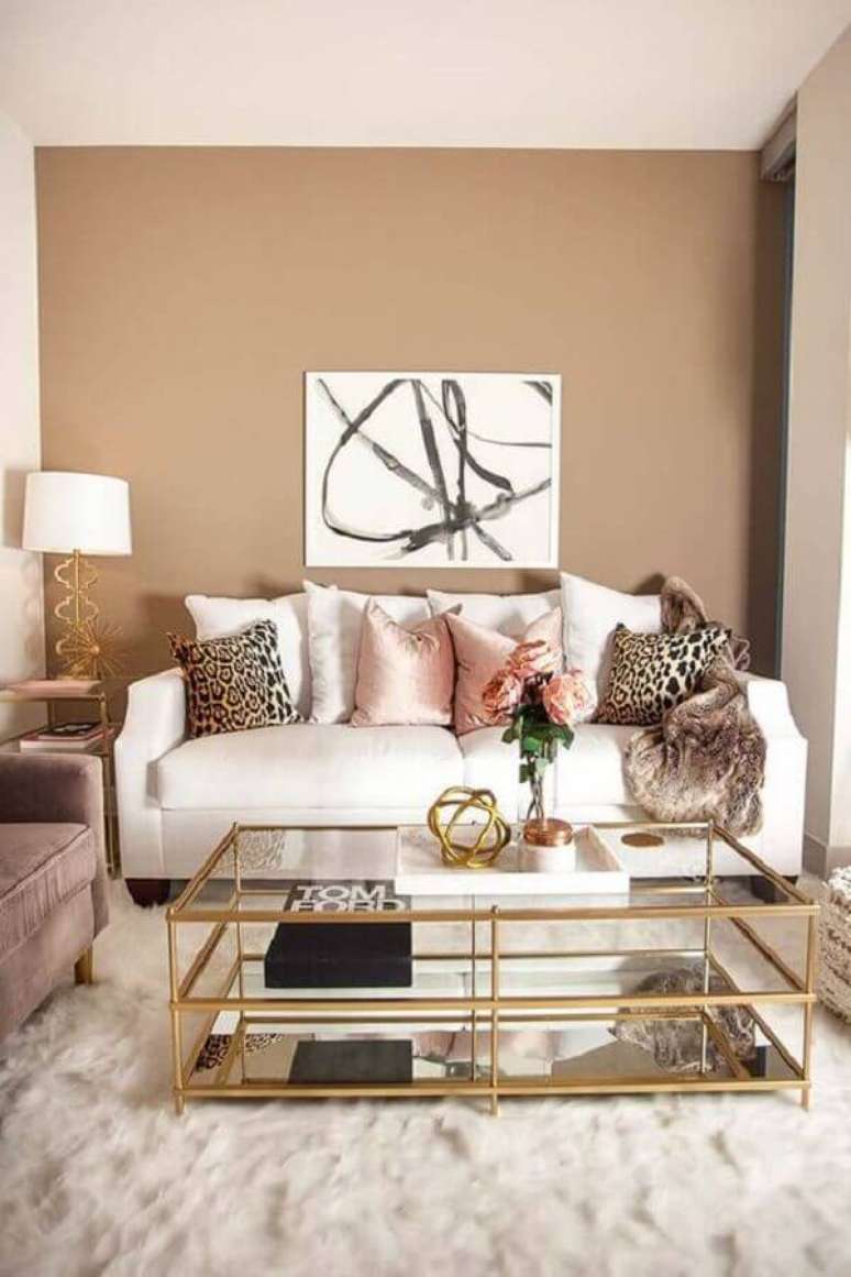 22. Cor camurça para sala decorada com tapete felpudo e sofa branco – Foto: Decor Fácil