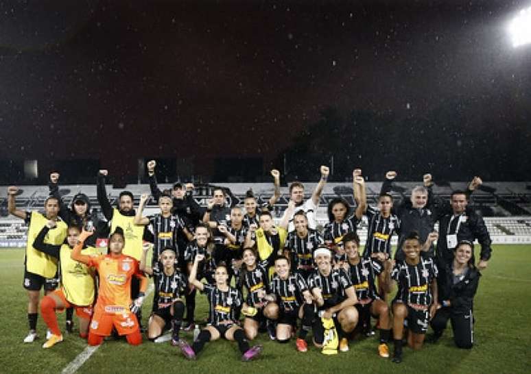 Jogadoras e membros da comissão técnica comemoram com gesto antirracista (Foto: Staff images woman/Conmebol)