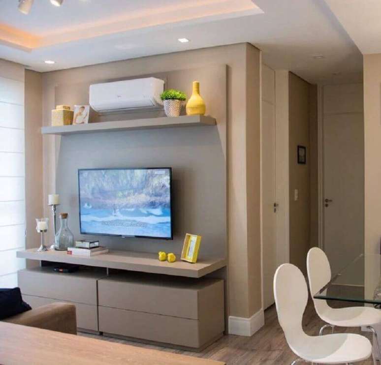 56. Sala de apartamento pequeno decorado com parede cor de camurça – Foto: Braccini + Lima Arquitetura