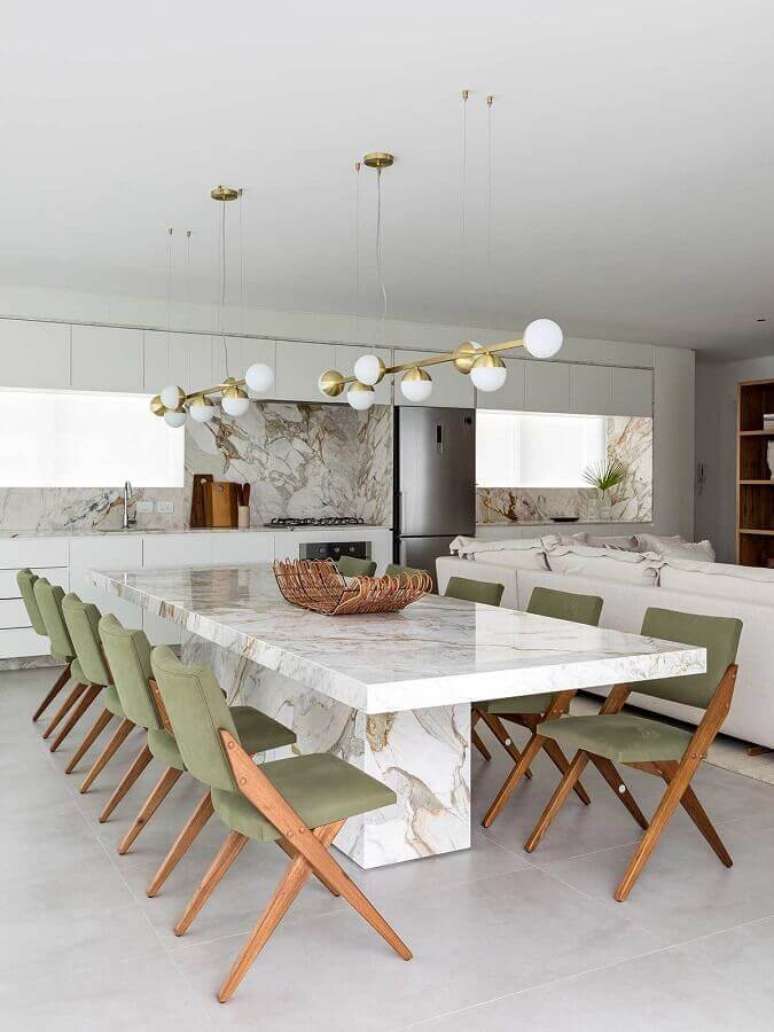 32. Decoração de luxo para sala de jantar com cadeira almofadada verde e mesa de mármore – Foto: Leandro Garcia