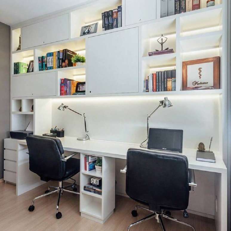 8. Decoração simples com cadeira almofadada escritório – Foto: Ambientta Arquitetura