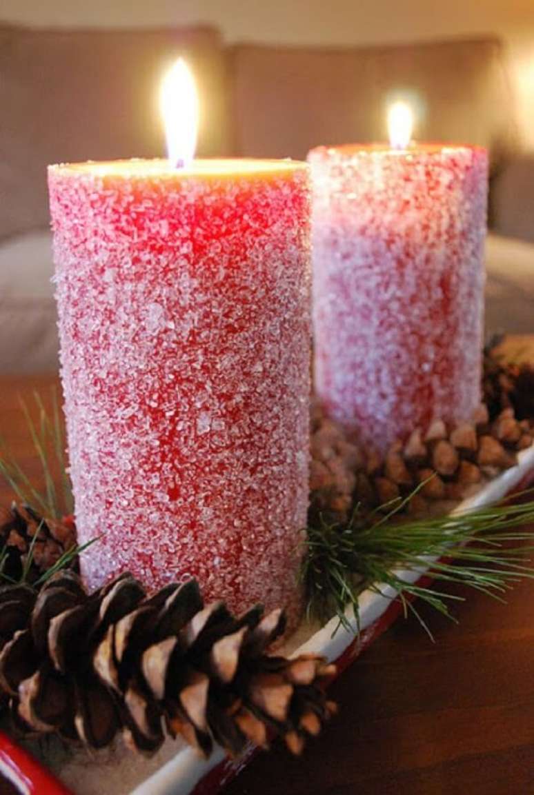 56. As velas não podem faltar no centro de mesa de natal. Fonte: CraftGossip