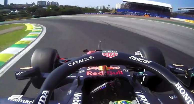 Max Verstappen joga Lewis Hamilton para fora da pista em disputa pela liderança em SP 