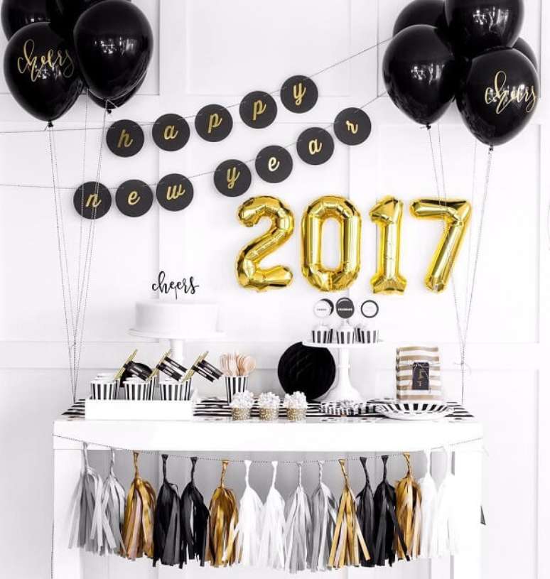 44. Decora&ccedil;&atilde;o para festa de ano novo com cores dourado e preto &ndash; Foto The Tomkat Studio