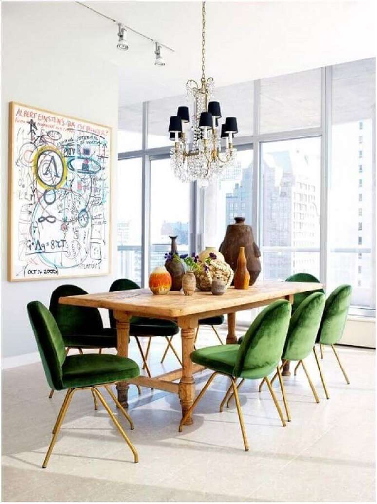 7. Cadeira almofadada verde para decoração de sala de jantar branca com mesa de madeira – Foto: Archdaily
