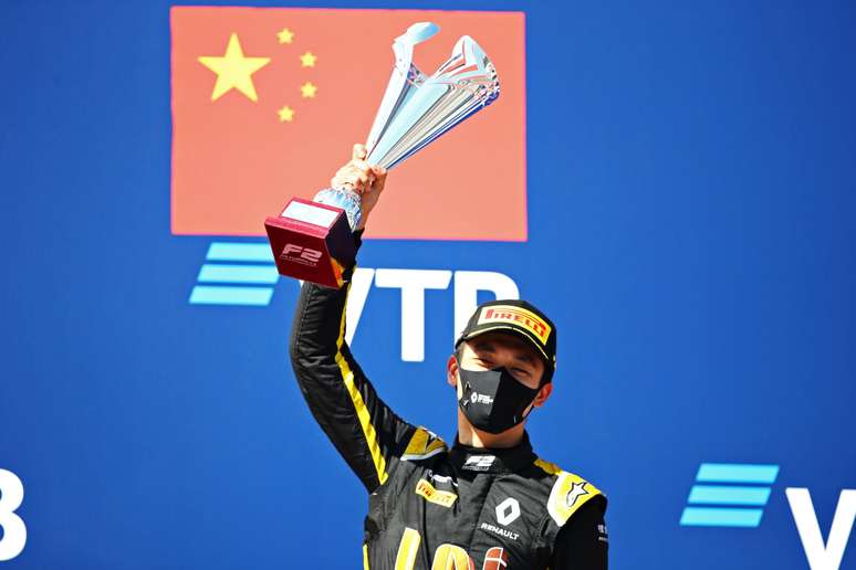 Guanyu Zhou celebra sua 1ª vitória na F2, em Sochi, 2020 