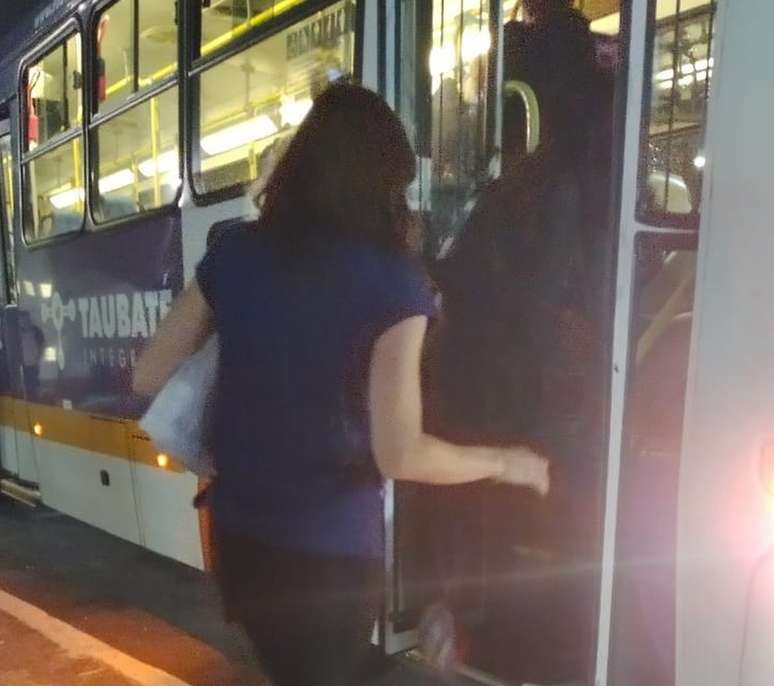 Suzane Von Richthofen no transporte público em Taubaté 