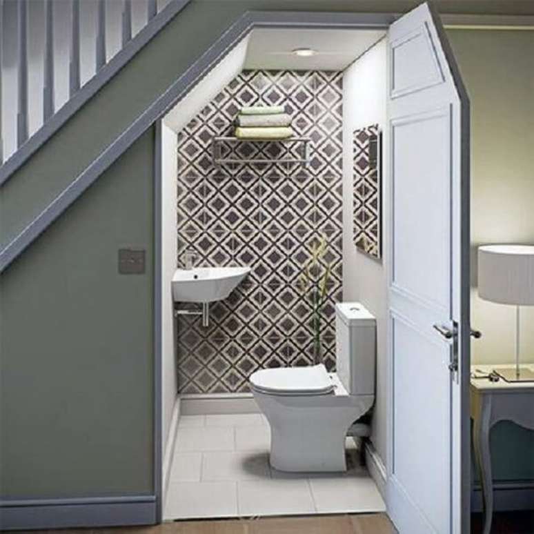2. Com planejamento é possível estruturar um banheiro pequeno embaixo da escada. Fonte: Next Luxury