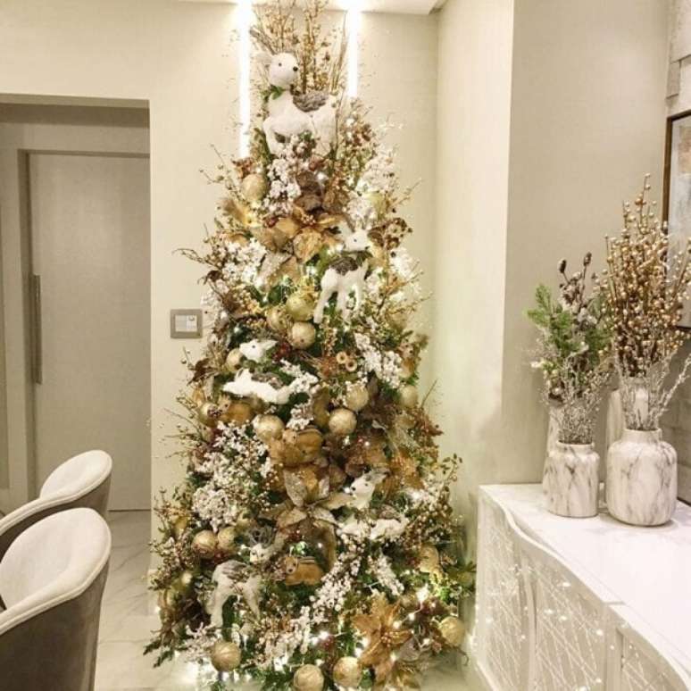 12. Flores para &aacute;rvore de natal luxuosa &ndash; Foto Ros&aacute;rio Interiores