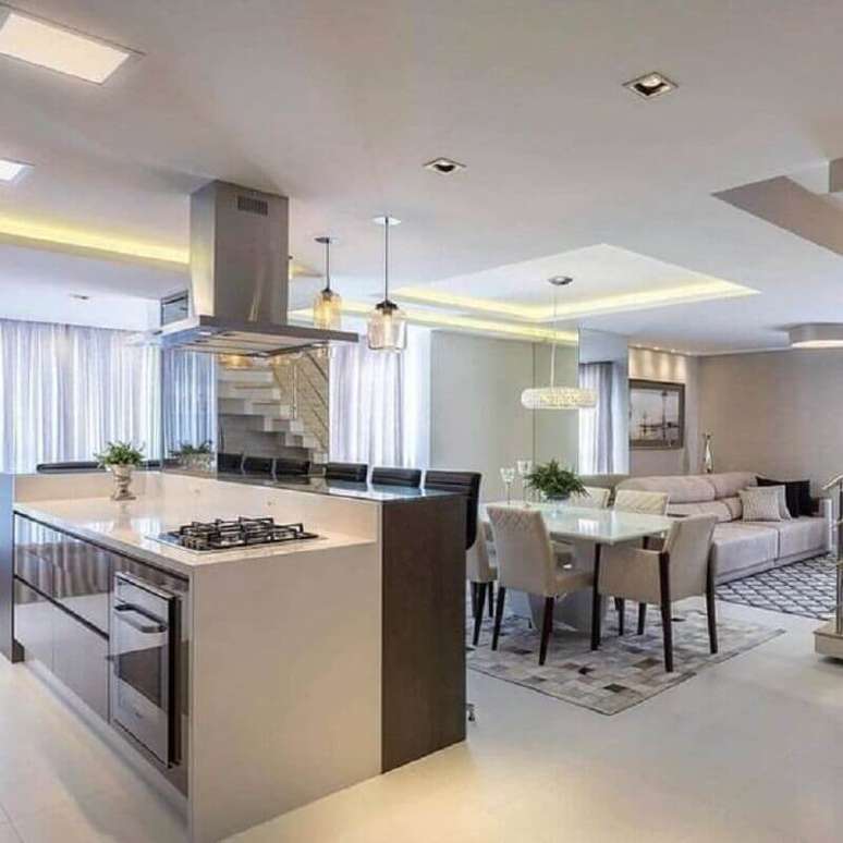 45. Luminária de vidro para cozinha americana conjugada com sala decorada em cores claras – Foto: Decor Fácil