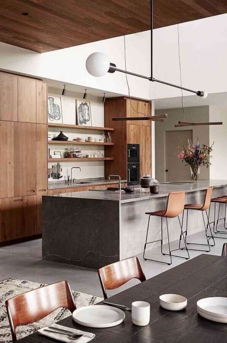 3. Decoração moderna com armários de madeira para cozinha com ilha conjugada com sala de jantar – Foto: Decor Fácil