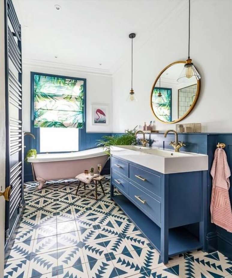 23. Banheiro retrô azul com banheira vitoriana rosa – Foto The Nordroom