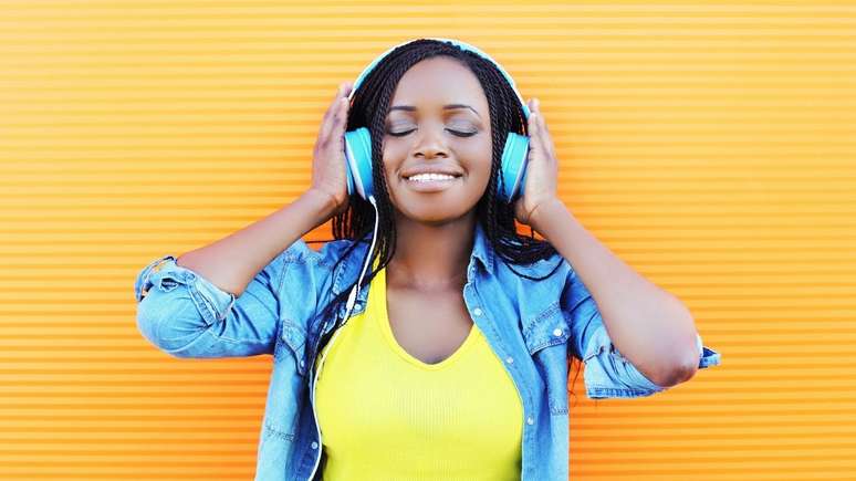 Conheça 5 podcasts idealizados por personalidades negras com os mais variados temas.