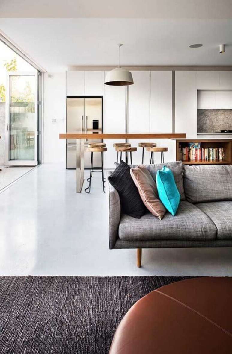 40. Decoração moderna para casa grande com cozinha conjugada com sala de estar – Foto: Homify