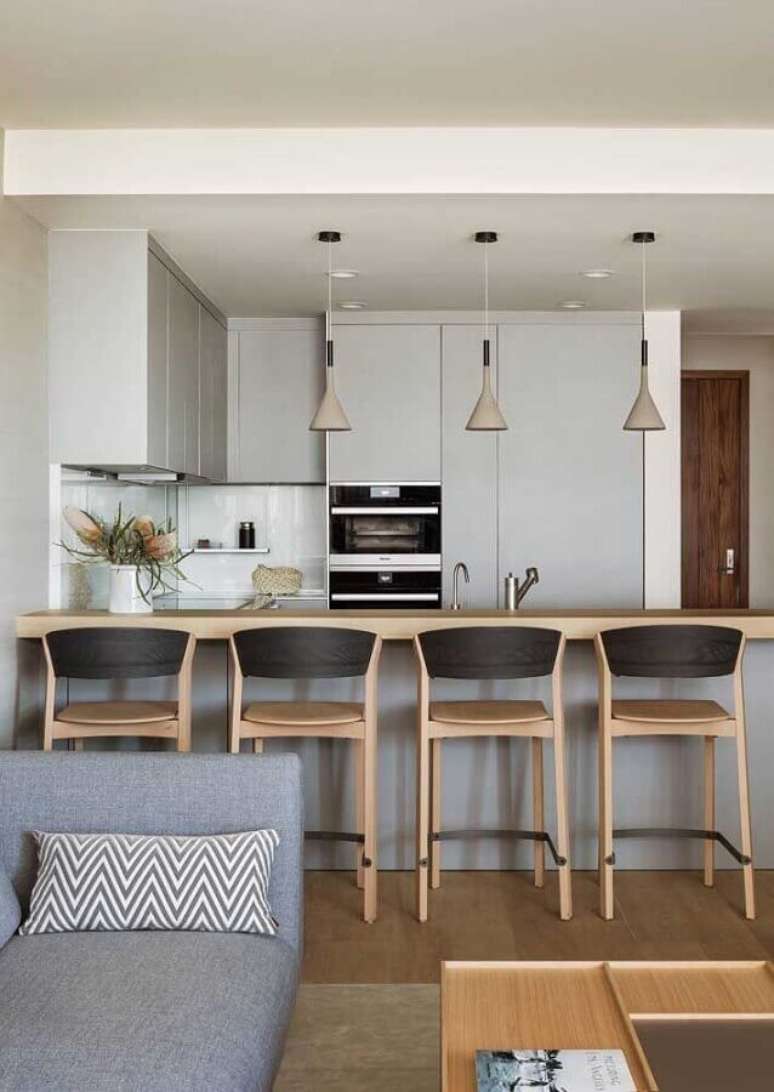 13. Banqueta de madeira para decoração de cozinha americana conjugada com sala – Foto: Houzz