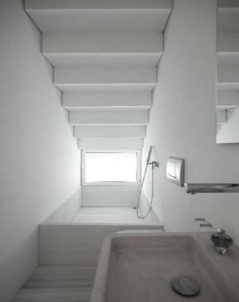 48. Projeto ousado de banheiro pequeno embaixo da escada com banheira. Fonte: Decorei