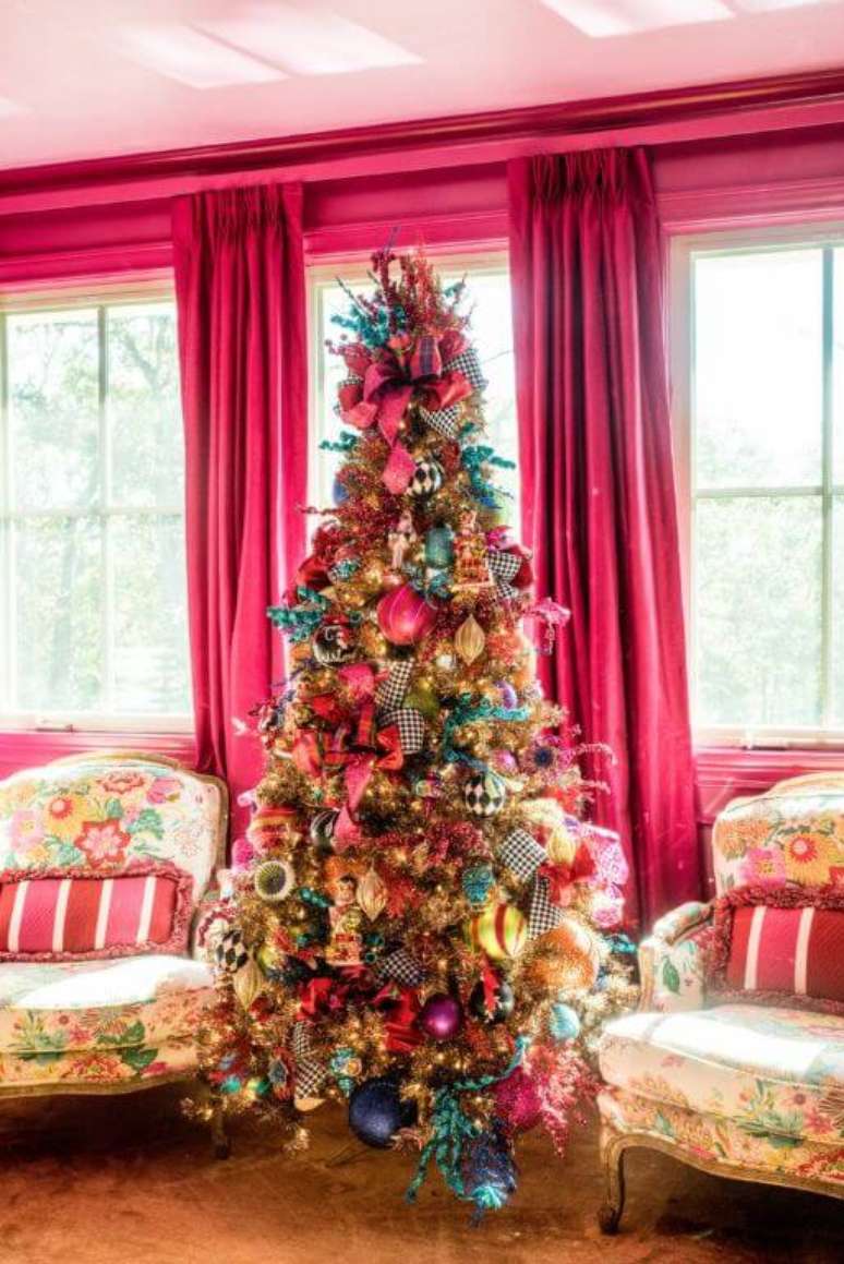 28. &Aacute;rvore de natal colorida decorada com flores e la&ccedil;os &ndash; Foto Jenny Tamplin