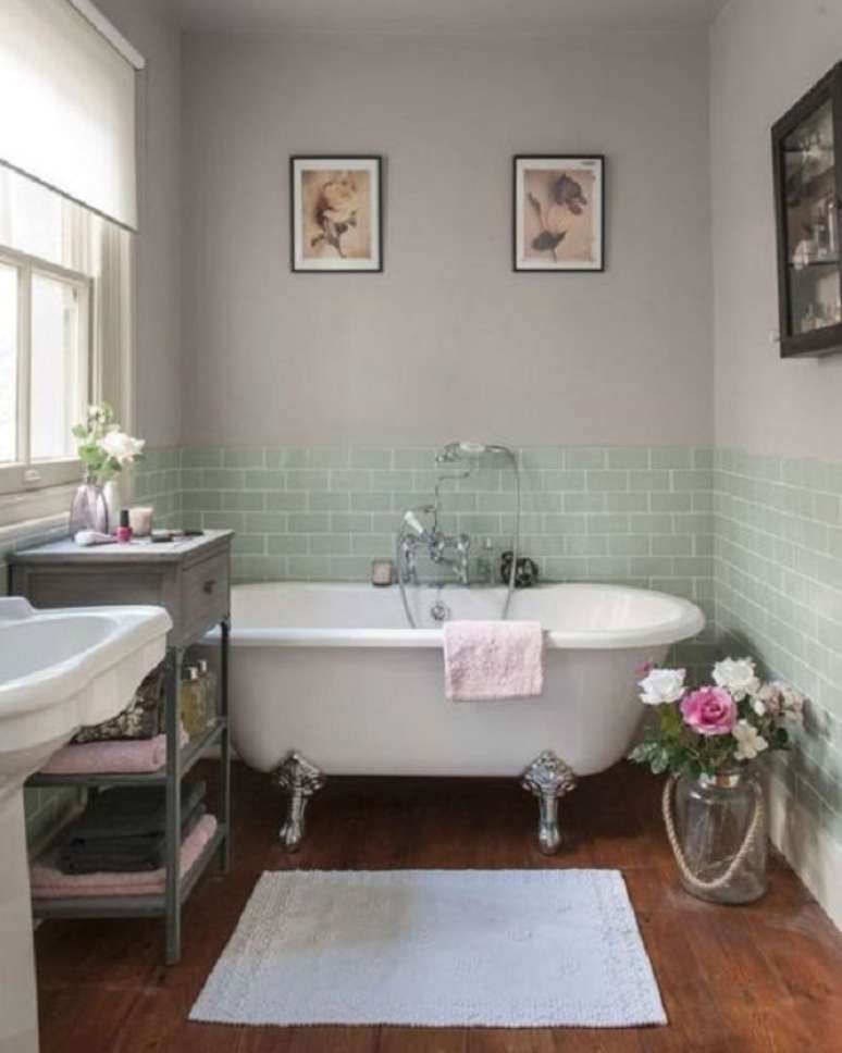 25. Banheiro verde com banheira vitoriana branca – Foto Blog da Mari Calegari