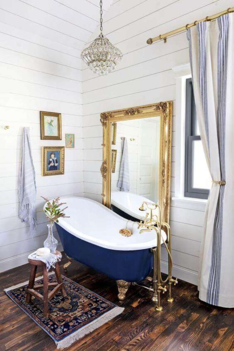 7. Banheira vitoriana azul e dourada no banheiro moderno – Foto Arkpad