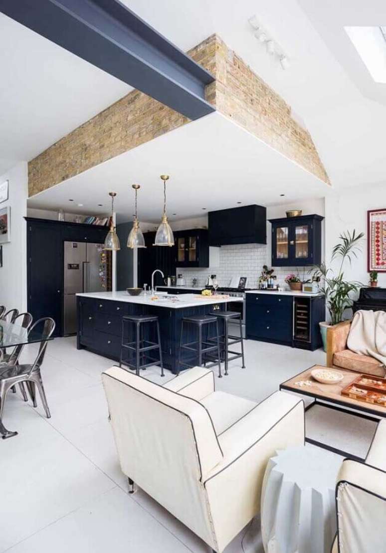 17. Casa conceito aberto decorada com sala conjugada com cozinha azul e branca clássica – Foto: Home Fashion Trend