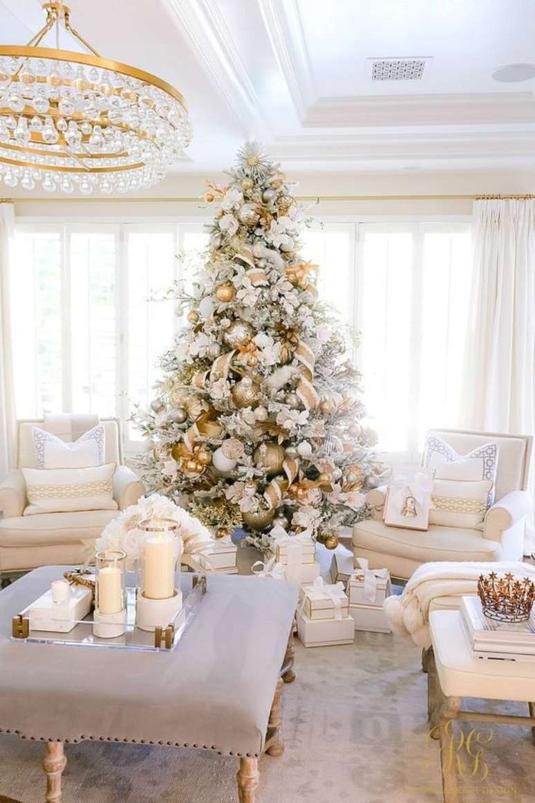 25. Sala de estar com flores para &aacute;rvore de natal douradas &ndash; Foto Randi Garrett Design