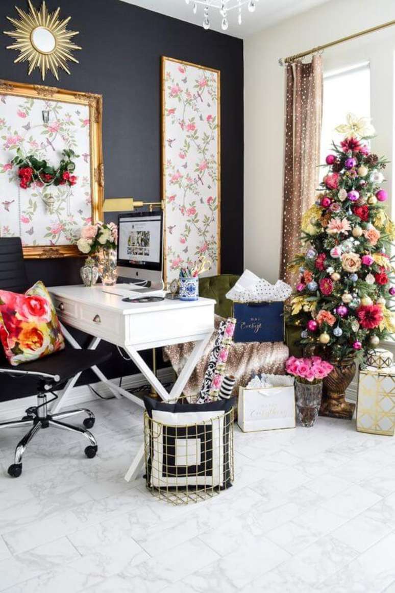 45. Escrit&oacute;rio decorado com flores para &aacute;rvore de natal &ndash; Foto Monica Wants Ir