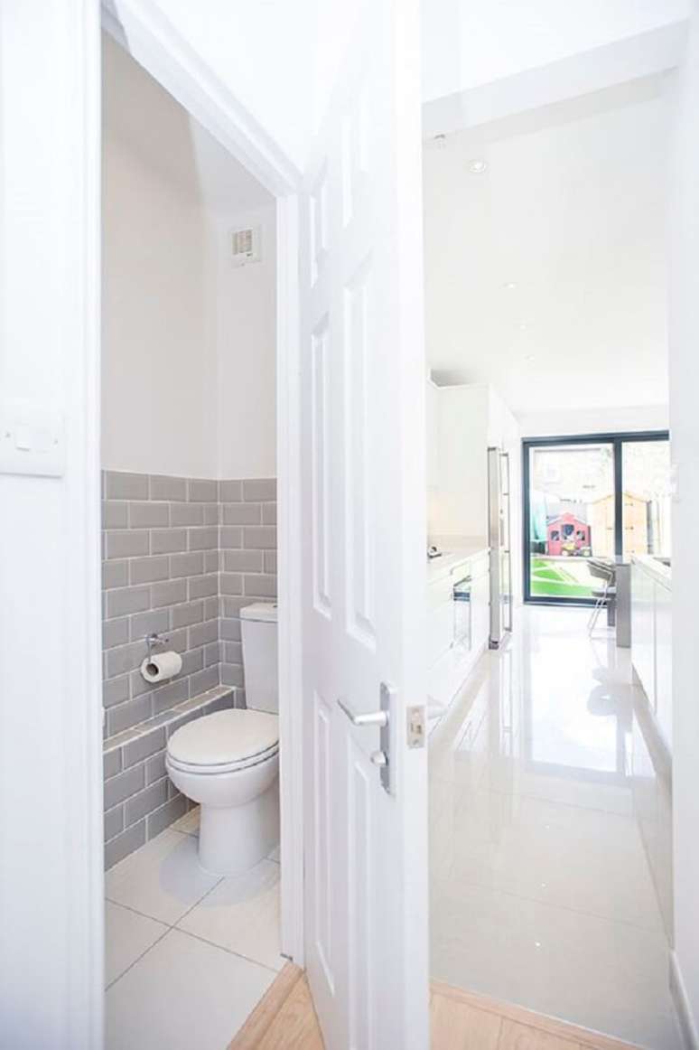 33. Modelo de banheiro embaixo da escada com decora&ccedil;&atilde;o clean. Fonte: Build Team