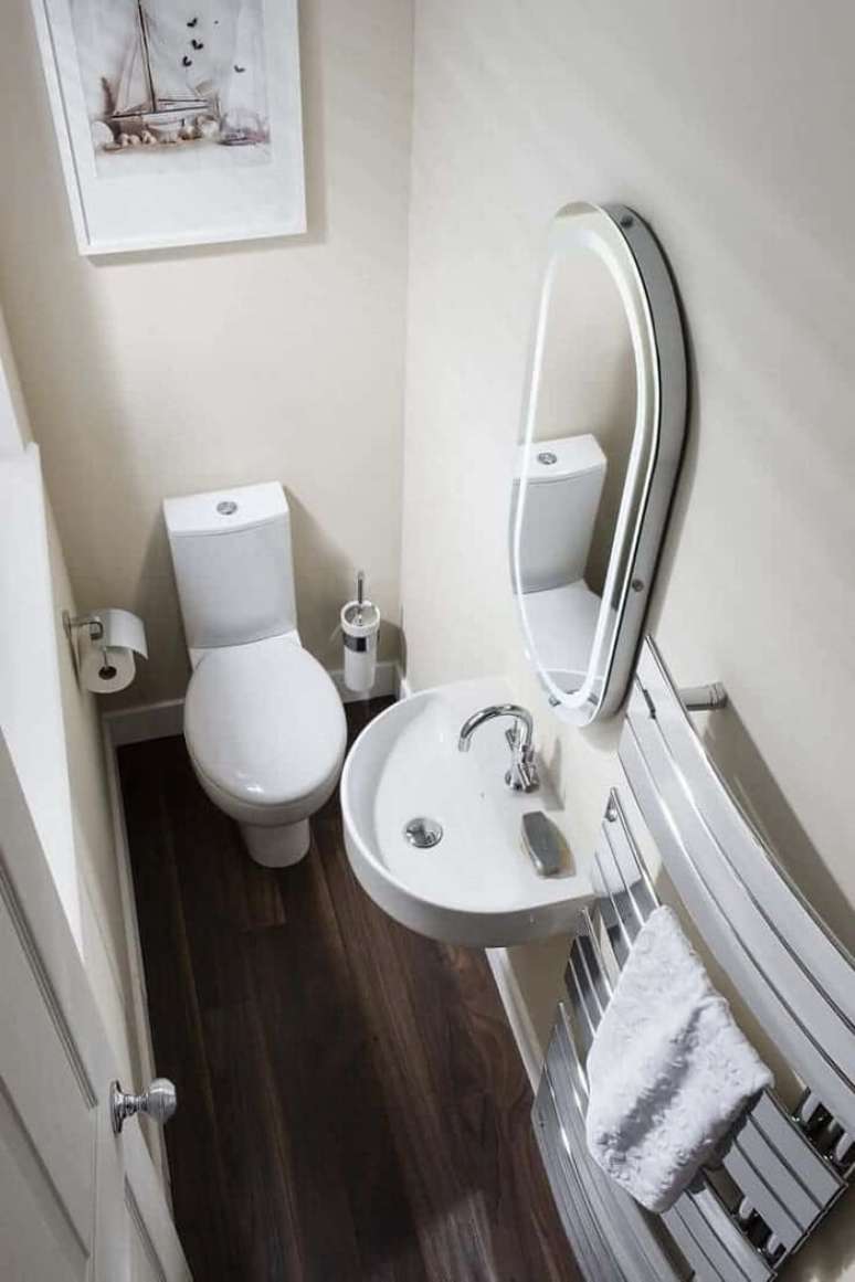 32. Mantenha sempre o banheiro embaixo da escada arrumado. Fonte: Specifier Review