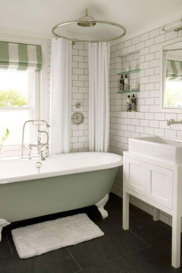 14. Banheiro branco com banheira estilo vitoriana verde &ndash; Foto Sebring Design Build