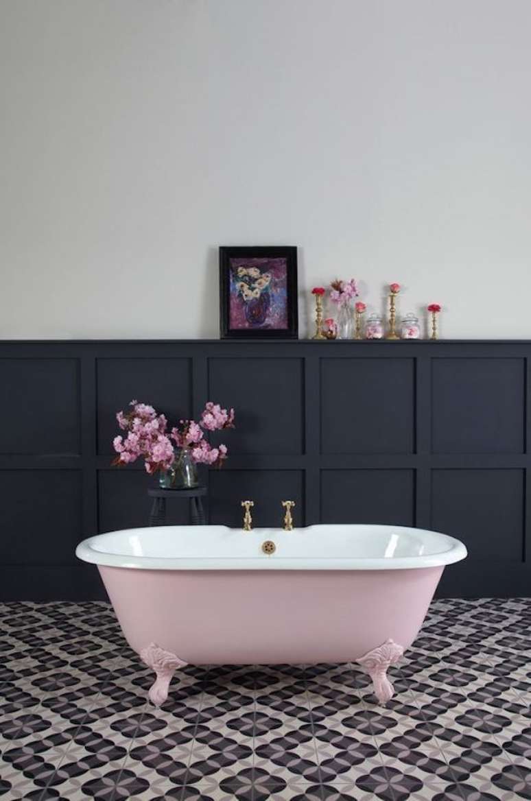 22. Banheiro preto com banheira estilo vitoriana cor de rosa – Foto Casa Vogue