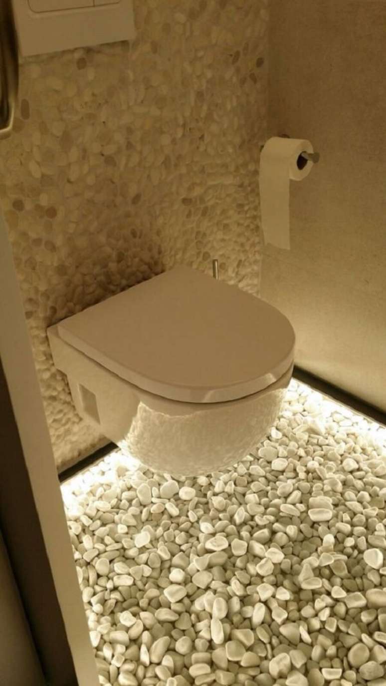 49. Que tal apostar em um revestimento de piso diferenciado para o seu banheiro ou lavabo? Fonte: Engineering Discoveries