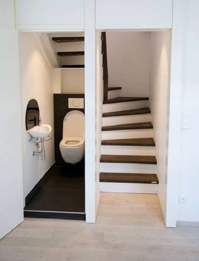 47. Projeto de banheiro pequeno embaixo da escada. Fonte: Meu Projeto Paralelo