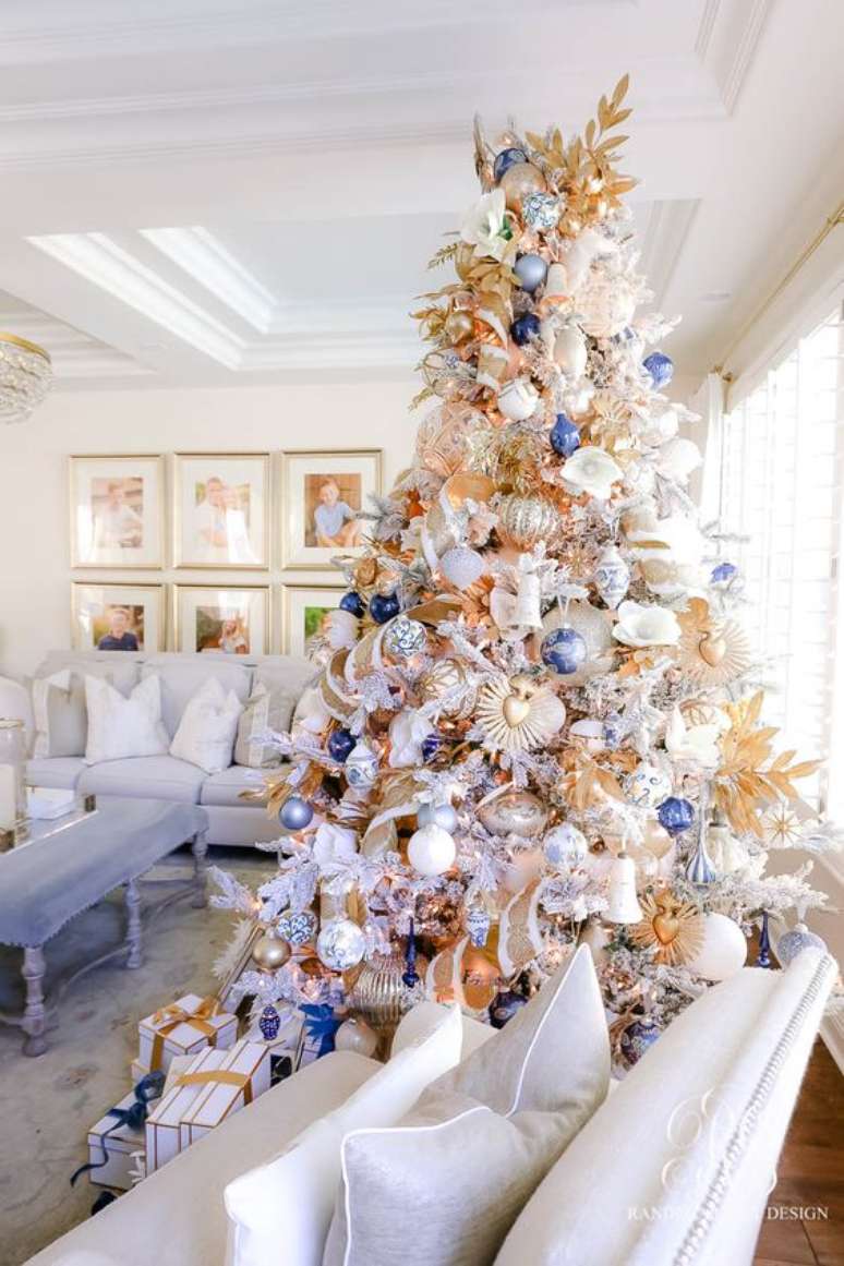 22. Sala cl&aacute;ssica com flores para &aacute;rvore de natal dourada e azul &ndash; Foto Randi Garrett Design