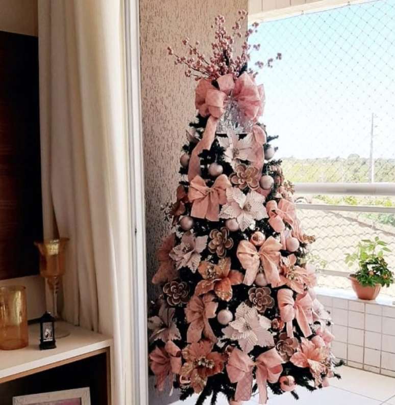 20. Sacada decorada com flores para &aacute;rvore de natal e la&ccedil;os cor de rosa &ndash; Foto Cleidiane Saraiva