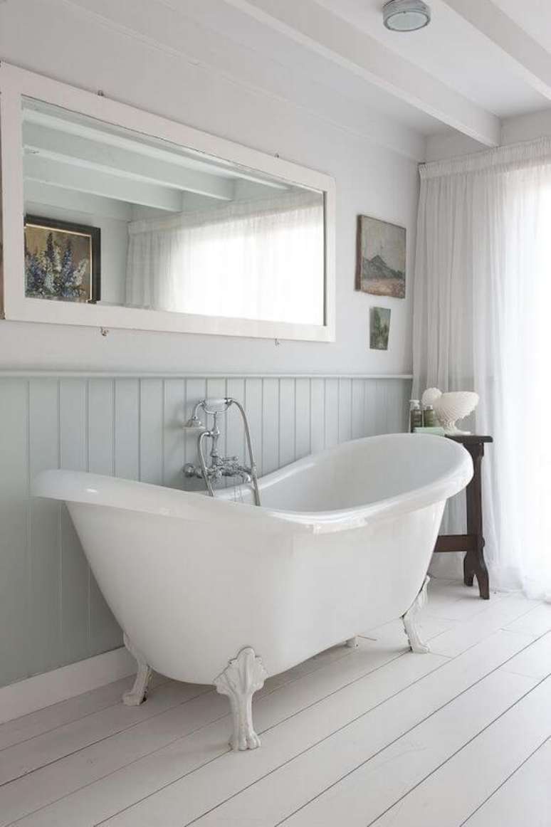 38. Banheira vitoriana branca no banheiro moderno – Foto Brit e Co