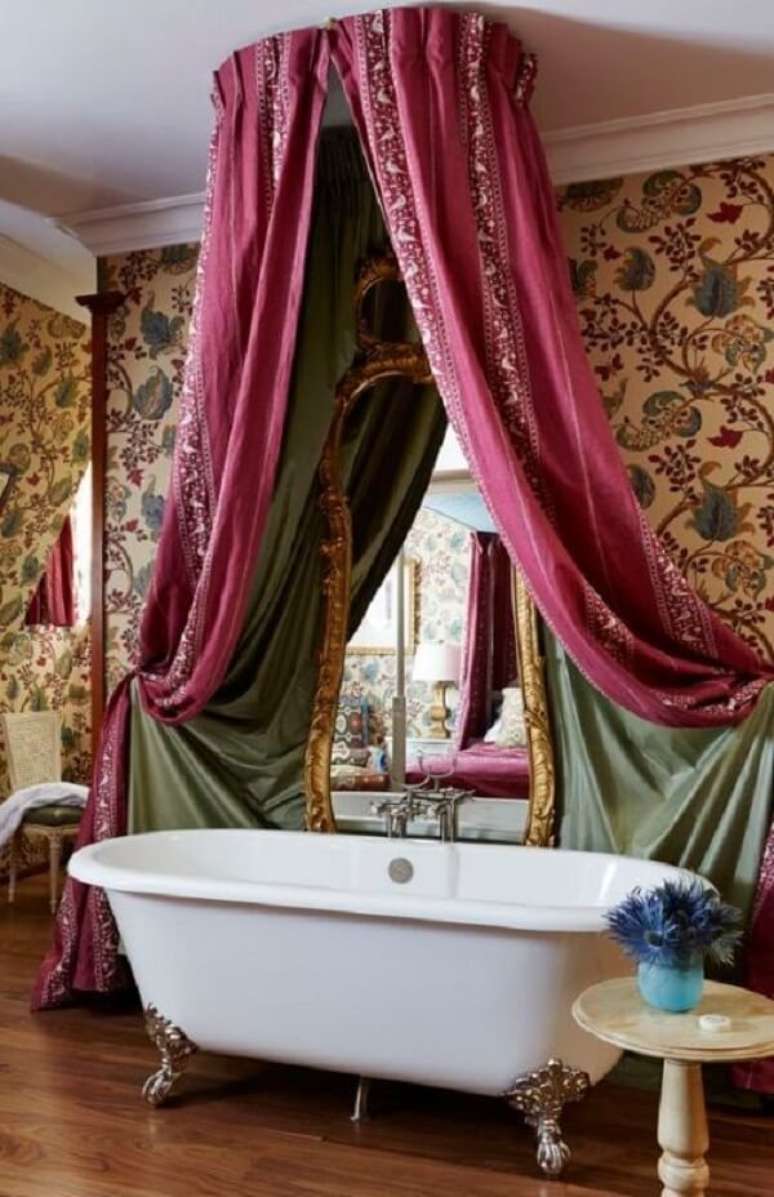8. Banheira vitoriana no banheiro luxuoso estilo vintage – Foto Mari Calegari