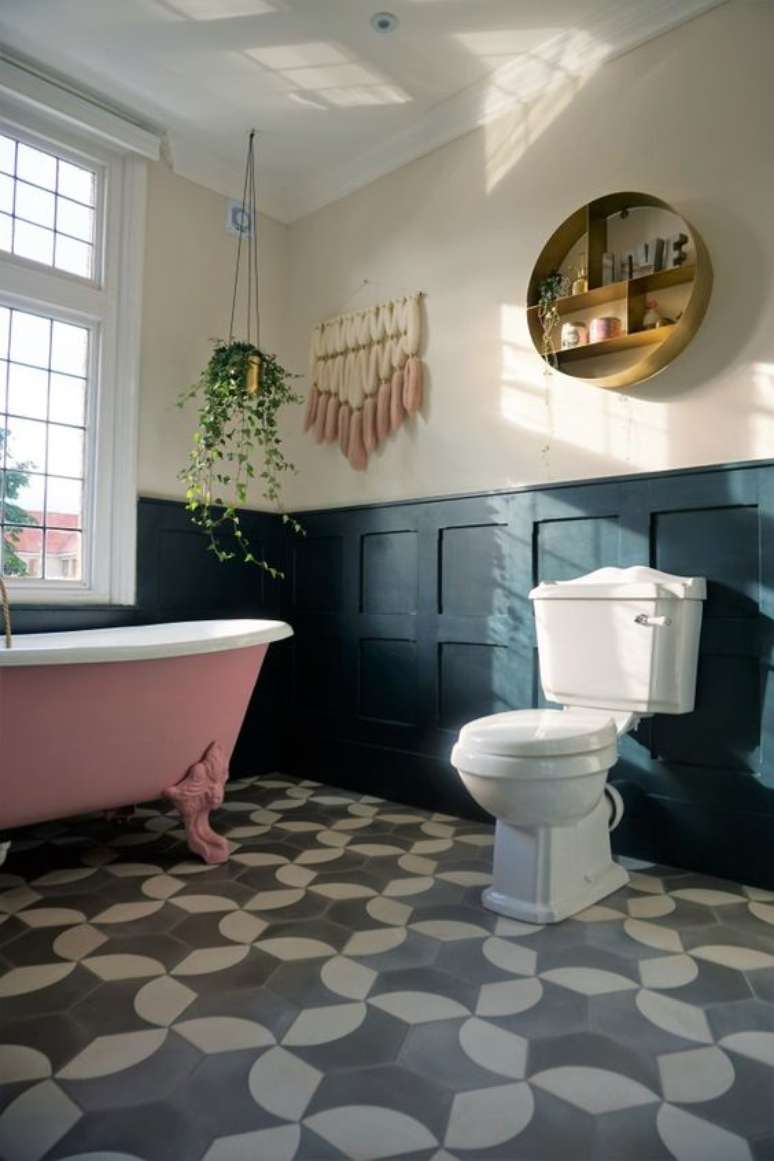 24. Banheiro retr&ocirc; com banheira vitoriana rosa &ndash; Foto Come Down To the Woods