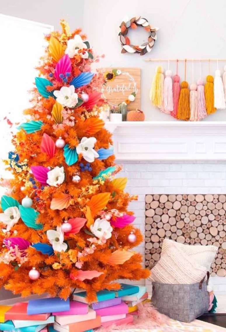 55. Flores para &aacute;rvore de natal cor laranja feitas com papel &ndash; Foto Decor Facil