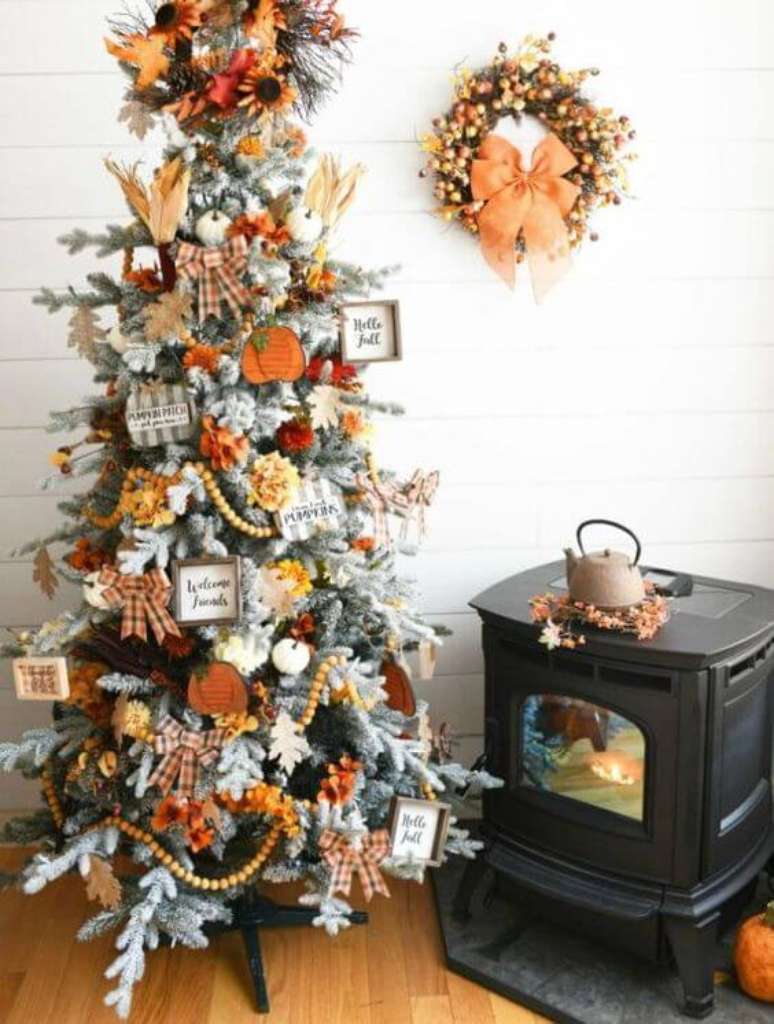 44. Decora&ccedil;&atilde;o natalina de fazenda com flores para &aacute;rvore de natal &ndash; Foto Savvy Saving couple