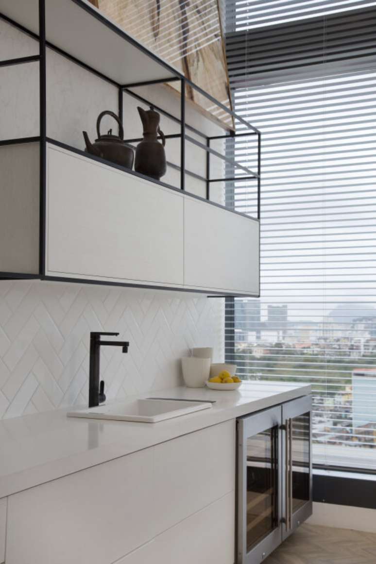5. Cozinha branca com torneira com filtro preta e cuba de lou&ccedil;a &ndash; Foto DECA