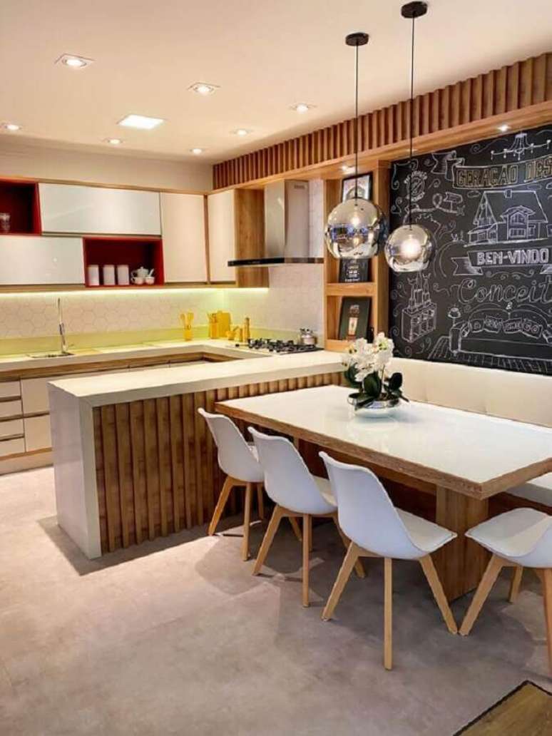 8. Bancada com mesa planejada para decoração de cozinha americana conjugada com sala de jantar – Foto: Juliana Agner Arquitetura
