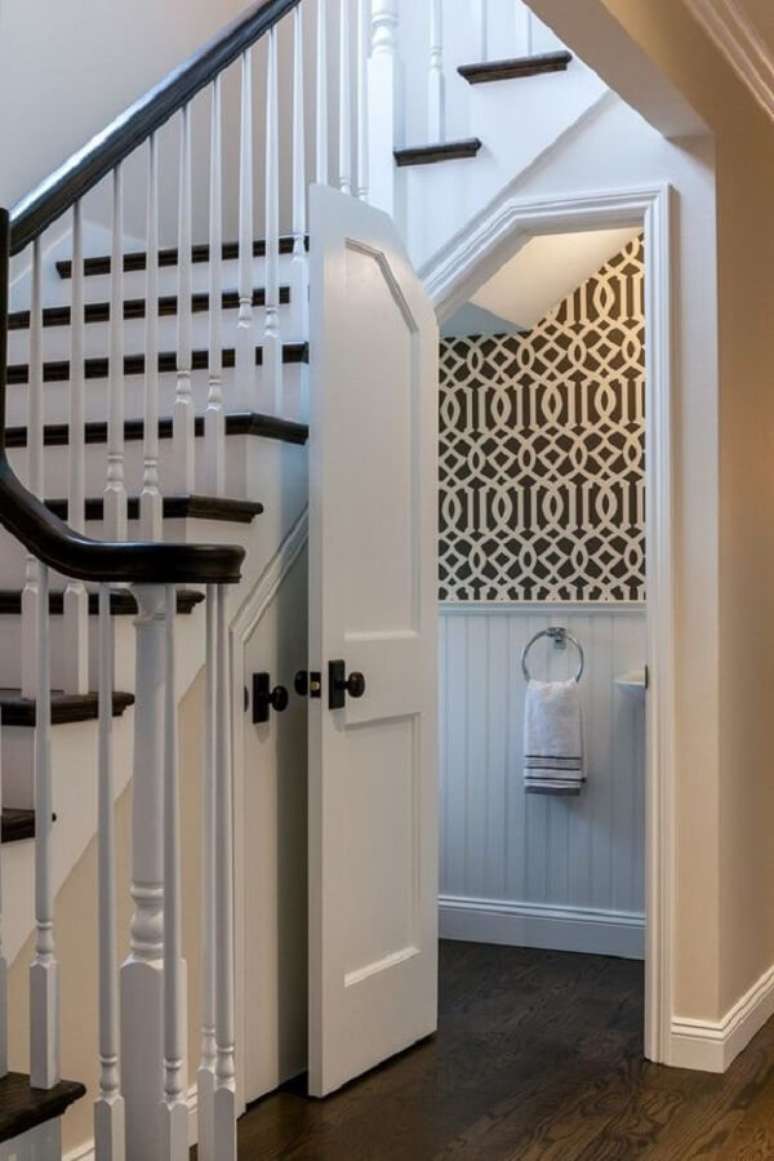 41. O papel de parede traz um toque diferenciado para o banheiro pequeno embaixo da escada. Fonte: Bathroom Ideas
