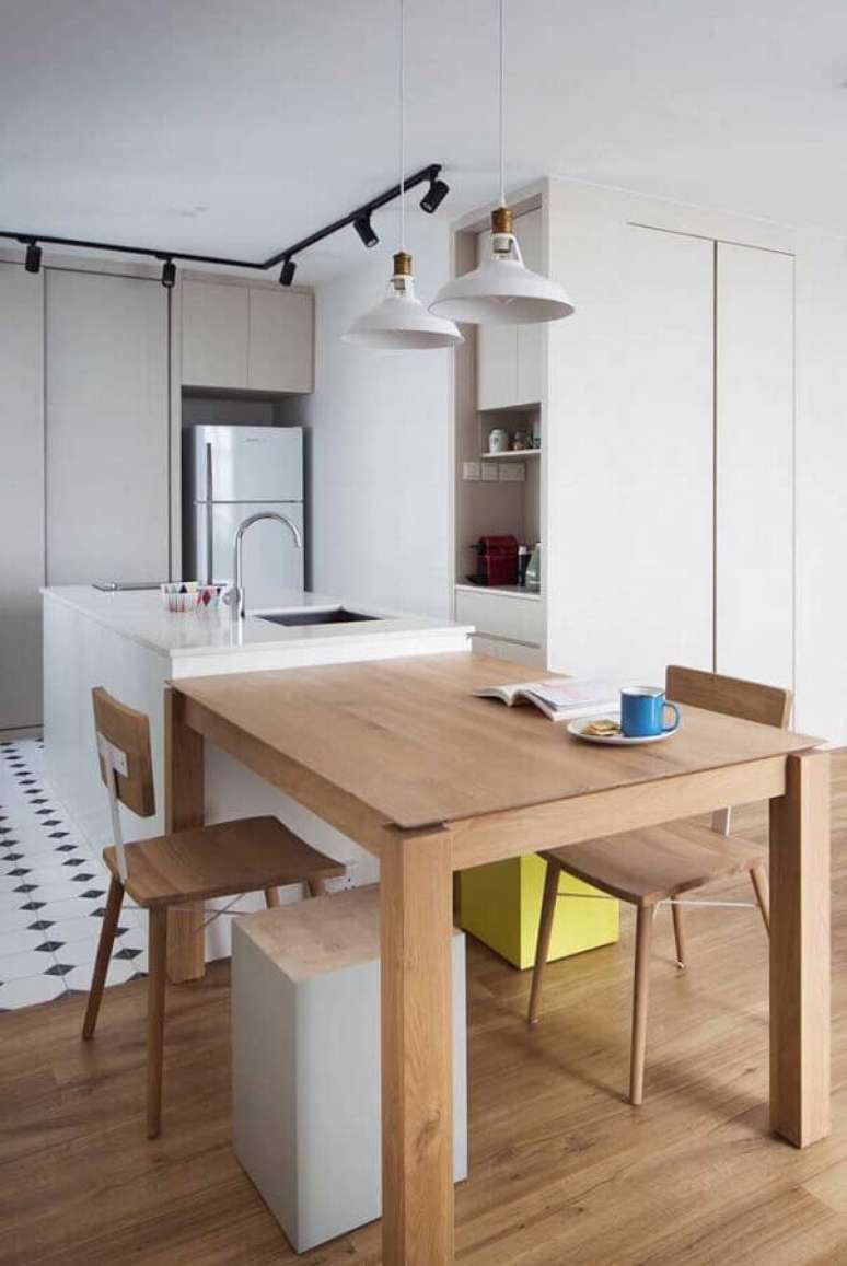53. Mesa de madeira planejada para decoração de cozinha com ilha conjugada com sala de jantar – Foto: Home Fashion Trend