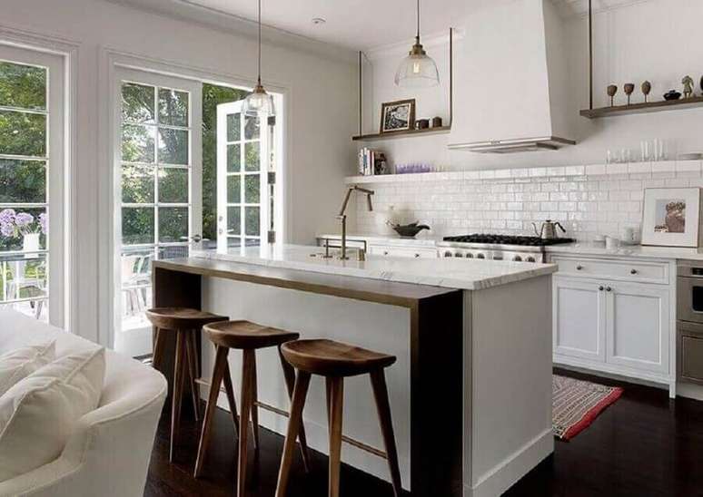 9. Bancada de madeira para cozinha conjugada com sala com decoração clássica – Foto: Home Fashion Trend