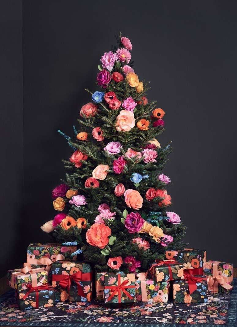 48. Flores para &aacute;rvore de natal colorida com diferentes tamanhos &ndash; Foto Better Homes and Gardens